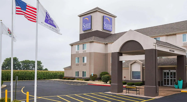 Кровать в общем номере Sleep Inn & Suites