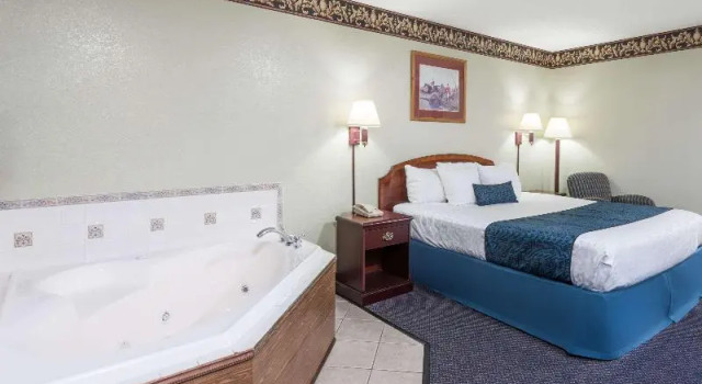 Двухместный люкс Days Inn & Suites by Wyndham Youngstown / Girard Ohio