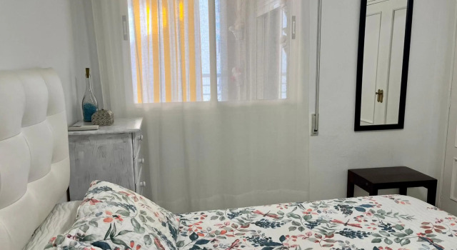 Apartamento con parking y piscina frente al mar para 4 personas