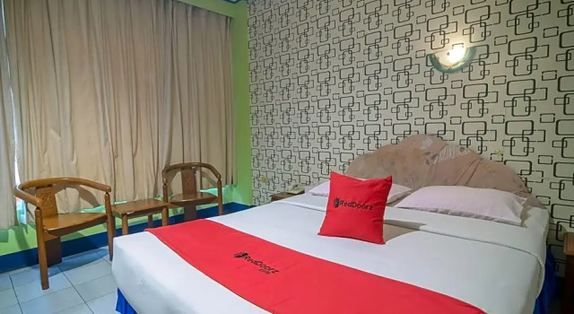 Люкс RedDoorz near Tugu Naga Singkawang