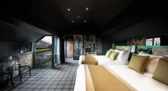 Четырёхместный номер Deluxe с балконом Briggate Hotel