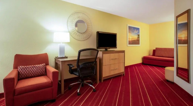 Четырёхместный люкс Days Inn by Wyndham Marquette