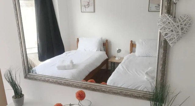 Cosy House Walking distance to Beach Free Parking, Забронировать Отель Борнмут Дорсет, рядом с Железнодорожный вокзал Борнмута