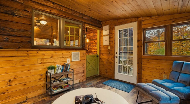 Authentic Log House With Modern Finishes - Game Room & Hot Tub - Pocono Mountains 4 Bedroom Residence by Redawning