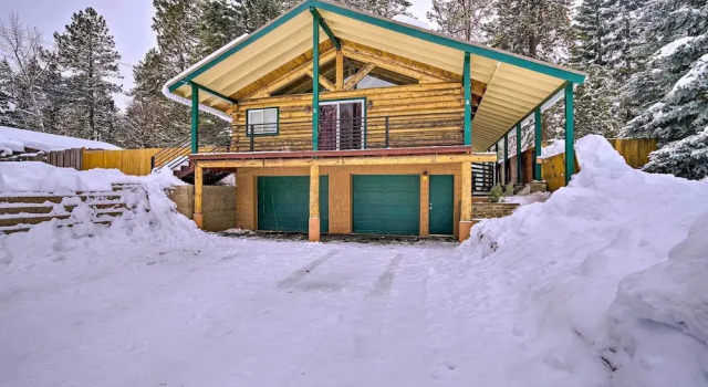 Коттедж с 4 комнатами с балконом Mccall Retreat w/ Hot Tub - 1/2 Mi to Downtown!