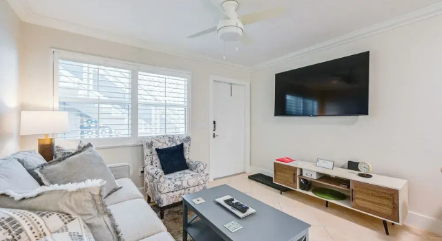 Naples Condo w/ Pool - Walk to Dining & Beach, Забронировать Апартаменты/квартира Нейплс Southwest Florida, рядом с Palm Cottage