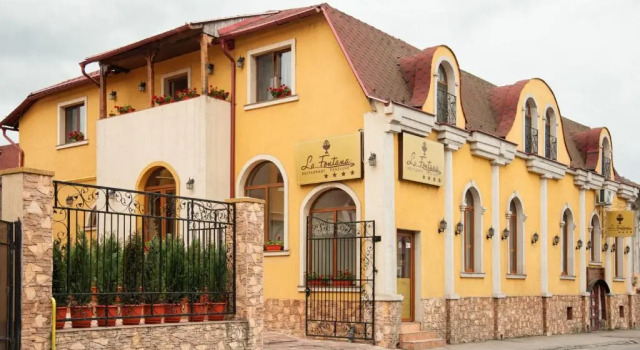 Pension La Fontana, Rezerwuj Hotel Hotele w Carpathians - Romania z parkingiem, Parking