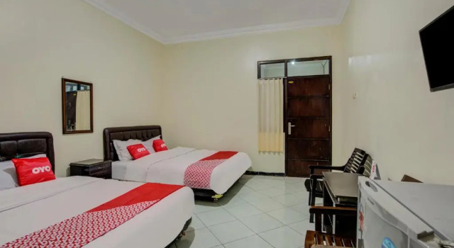 Семейный номер Standard RedDoorz Syariah at Hotel Pandan Wangi near Alun Alun Sidoarjo