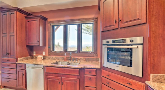 Коттедж Expansive Murphy Retreat w/ Mountain Views