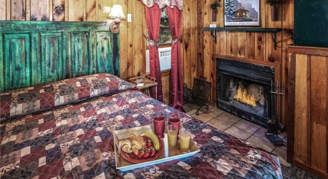 Apache Village 6, King Studio with Sleeper Sofa, Sleeps 3, Varaa Lomakoti Ruidoso New Mexico