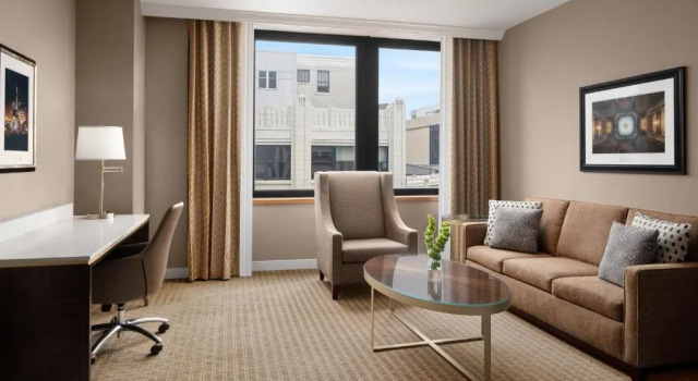 Двухместный номер Accessible Hilton Indianapolis Hotel & Suites