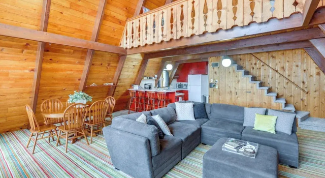 Red Lodge Cabin w/ Hot Tub ~ 1/2 Mi to Downtown!, Rezervați Casă de vacanță Red Lodge Montana