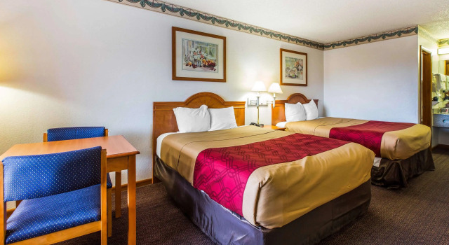 Четырёхместный номер Standard Econolodge inn & suites