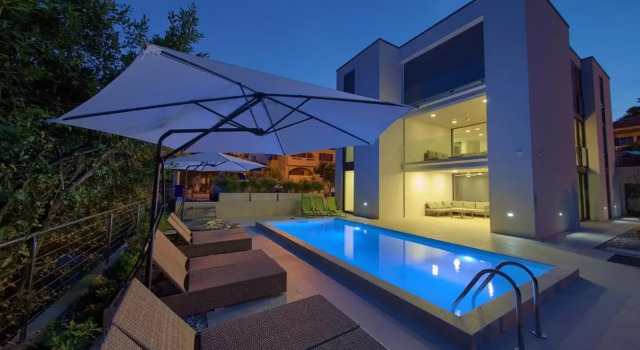 Villa Celeia, Varaa Villa Hotellit Kvarner Islands uima-altaalla, Uima-allas