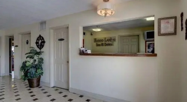 Econo Lodge Inn & Suites