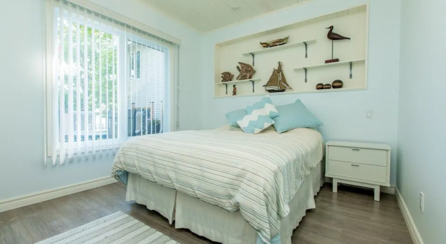 Barefoot Bungalow Gracing the shores of Lake Simcoe, a wonderful family cottage!, Varaa Hotelli  