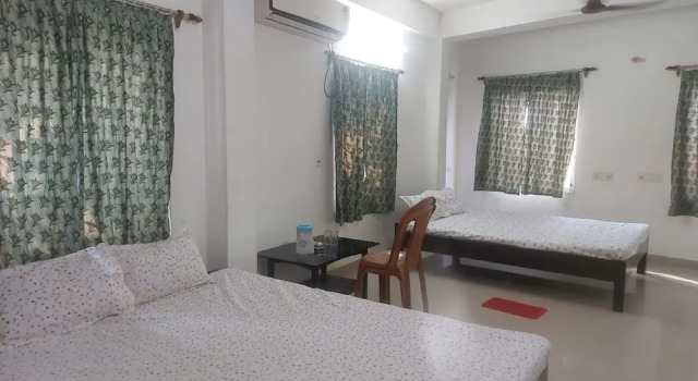Четырёхместный номер Deluxe с балконом Goroomgo Sandhya Guest House Digha