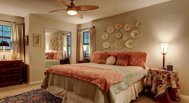 Leaning Oak, Book Hotel Sattler USA