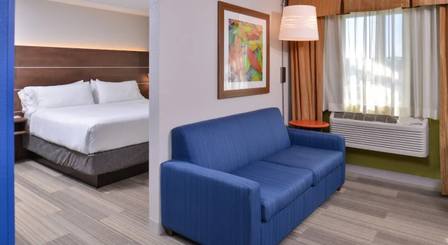 Двухместный люкс Holiday Inn Express Hotel and Suites Stevens Point by IHG