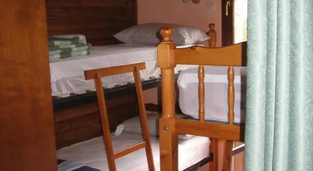 Кровать в общем номере Albergue Peña Castil