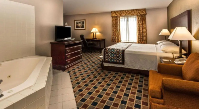 Люкс Deluxe Super 8 by Wyndham Frankfort IN