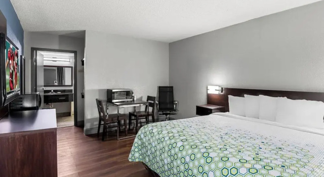 Двухместный люкс HomeTowne Studios by Red Roof Richmond - Airport Sandston