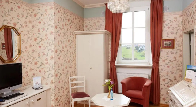 Romantik Schloßhotel Kurfürstliches Amtshaus Dauner Burg, Rezerwuj Hotel Hotele SPA w Vulkan Eifel, SPA