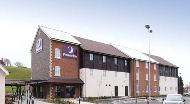 Premier Inn Glastonbury, Забронировать Отель Отели Гластонбери 3 звезды, рядом с Открытый бассейн Greenbank, 3*
