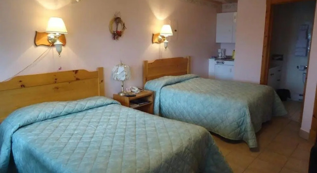 Четырёхместный номер Economy Motel Cote