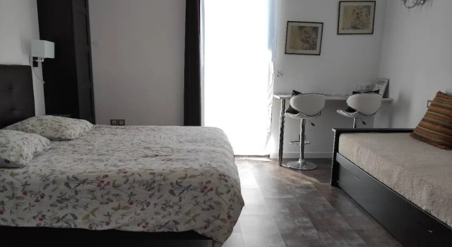 Трёхместный семейный номер Standard с балконом и с красивым видом из окна Maison dhôtes Coeur dHérault - Gîte et Chambres dhôtes - SPA & Massages