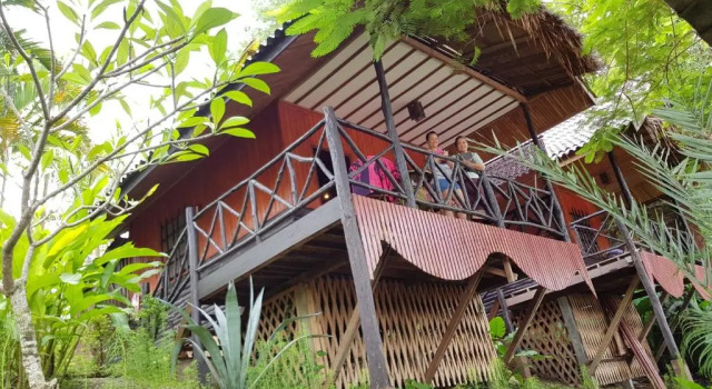 Бунгало с видом на реку Thongbay Guesthouse