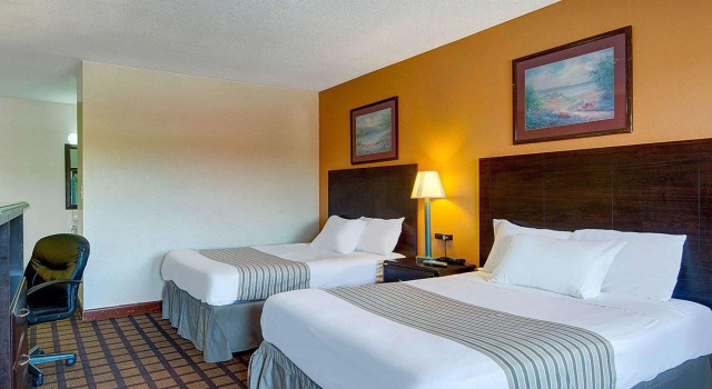 Четырёхместный номер Standard Econo Lodge Sharon - Foxborough
