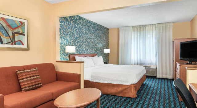 Двухместный люкс AmericInn by Wyndham Duluth