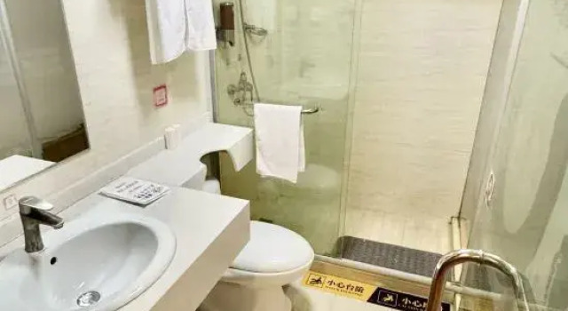 Кровать в общем номере (мужской номер) Shanghai Green River South Hotel (Pudong Airport Branch)