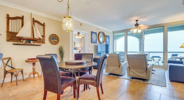 Pensacola Beach Retreat w/ Direct Beach Access!, Rezerwuj Apartament Hotele w Panhandle Florida z parkingiem, Parking