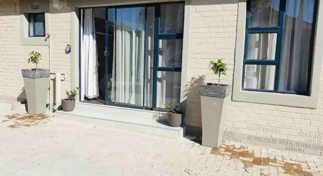 Apartment Contemporary 2 bed in Suburbs - 2080