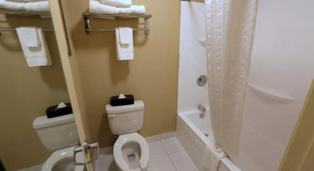 Четырёхместный номер Standard Country Inn & Suites by Radisson, Charlotte I-85 Airport, NC