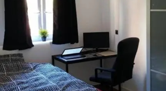 En-suite room, 1Gb fast Wi-Fi, Monitor, Kingsize bed, close Sainsbury's &Wandle PARK, Varaa Huoneisto Asunnot kohteessa Merseyside, Huoneisto