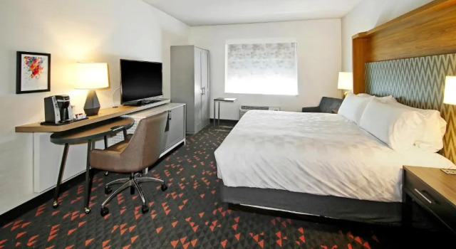 Люкс Deluxe Holiday Inn Hotel & Suites - Calgary Airport North by IHG