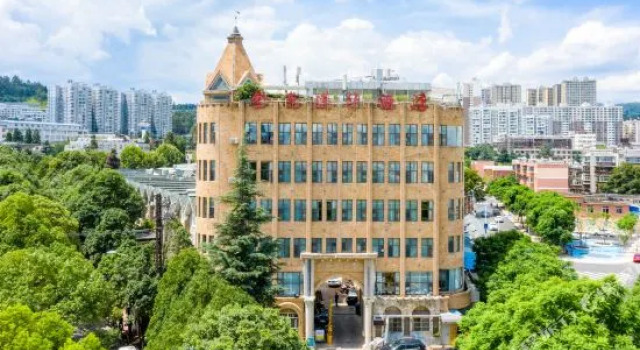 Jin Se Lian Hua Holiday Hotel, Boek Hotel Hotels in Yunnan met parkeren, Parkeren