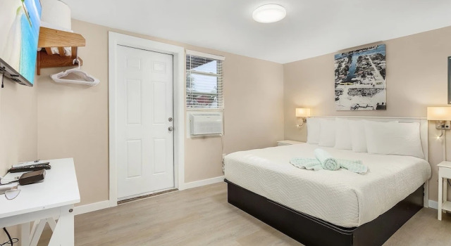1030 Second Street 1 Bedroom Home by RedAwning, Забронировать Дом для отпуска Отели в центре Форт-Майерс-Бич, в центре, Парковка