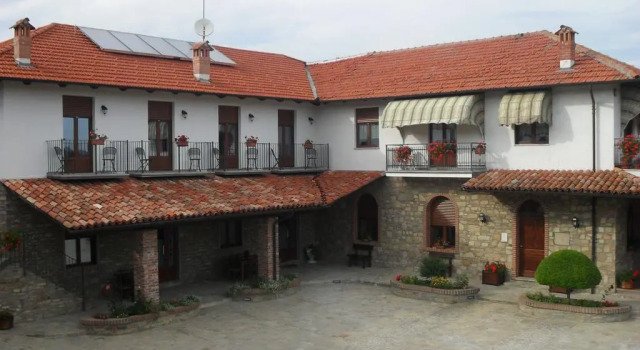 Ristorante Albergo Da Maurizio, Book Hotel Hoteller i Cravanzana med pool, Swimmingpool