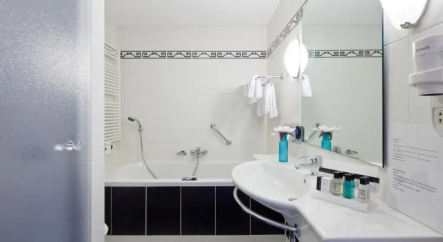 Двухместный номер Comfort с балконом Van der Valk Hotel Leiden