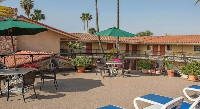 Кровать в общем номере Safari Inn Burbank-Universal, a Coast Hotel