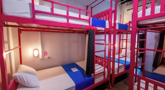 Кровать в общем номере Slumber Surf Phuket Kata