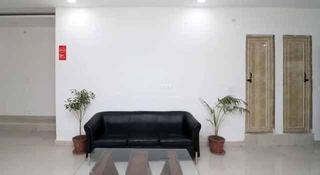 OYO 10668 Hotel Viditva 3, Забронировать Отель Нойда штат Уттар-Прадеш