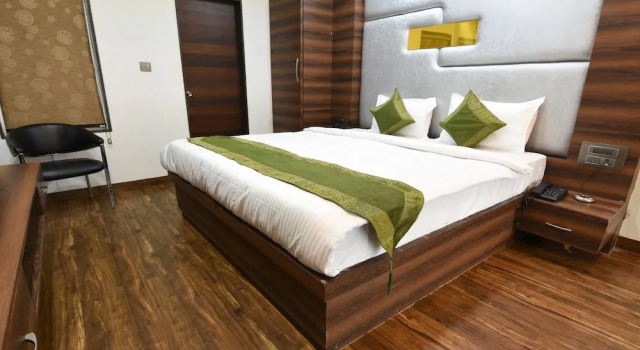 Treebo Trip Dzire Inn, Забронировать Отель Отели Гомти Нагара с парковкой, Парковка