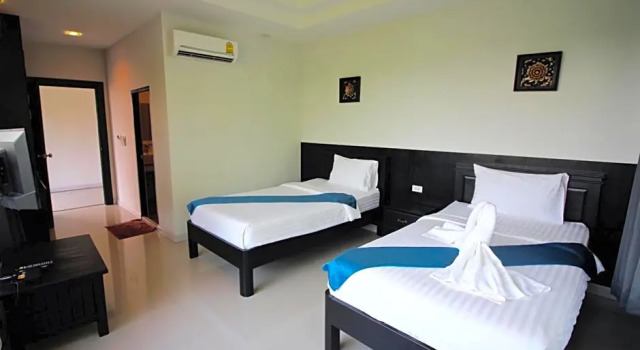 Кровать в общем номере Phornpailin Riverside Resort