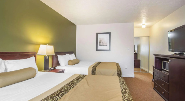 Четырёхместный номер Standard Econo Lodge Inn & Suites High Level