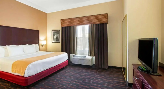 Двухместный люкс c 1 комнатой La Quinta Inn & Suites by Wyndham Albuquerque Midtown